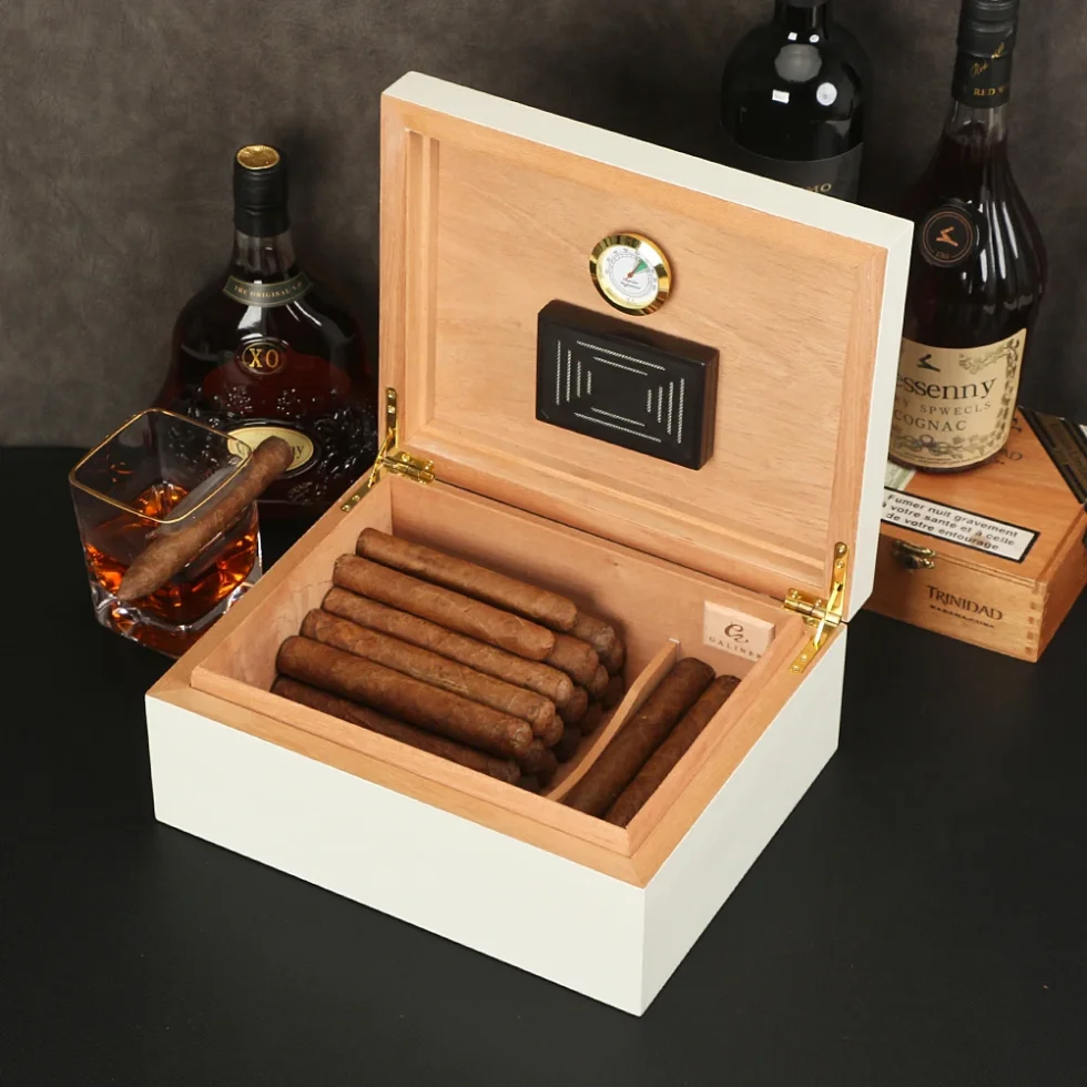 cigar humidor with hygrometer