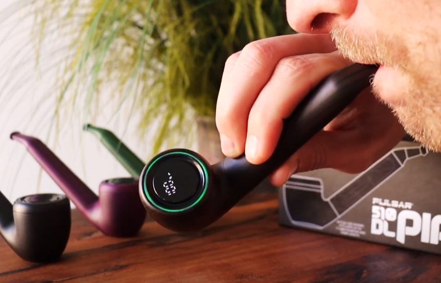 How does a pipe vaporizer work to vaporize dry herbs?